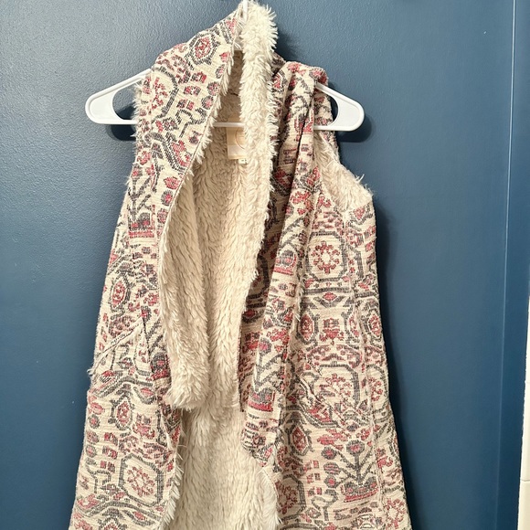 Super warm, comfy vest from anthropology! Cute with any outfit. - Picture 3 of 5